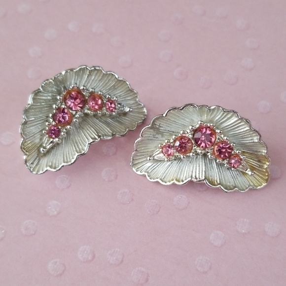 Vintage Mid Century 1950s Pink Rhinestone Silver Tone Clip Earrings - Picture 9 of 10